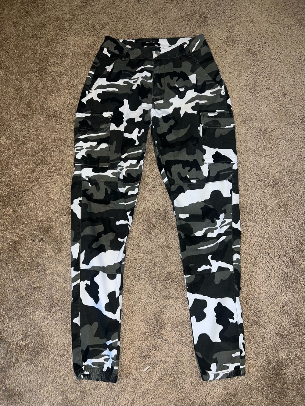 Women’s High Rise Camo Cargo Pants Size M